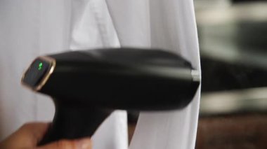 Siyah buharlı beyaz gömlekli kız, yakın plan. Günlük işler..