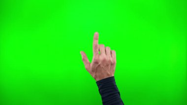 Yeşil arkaplanda erkek eli ekranda sanal tıklama yapar.
