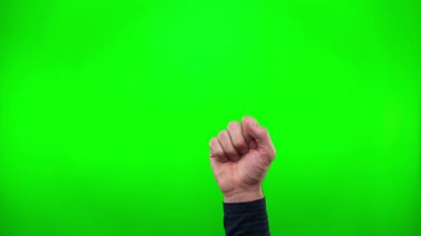 Yeşil arka planda bir el tek bir işareti gösterir. Kendine güvenen bir erkek el kadraja girer ve dünyaya barış işareti gösterir..