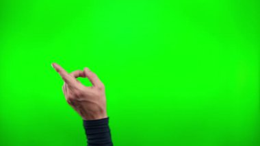 Bir erkek el yapımı video sürüsü birden fazla jest yapıyor. Yeşil ekran krom anahtar arka planında parmak soldan sağa birkaç kez kaydırır.