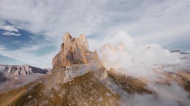 Alplerde ya da Kafkaslarda bir yerde kayaların oluşturduğu, alçak bulutlar, sis ve sisle kaplı görkemli dağların havadan görünüşü..