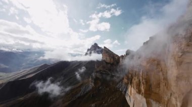 FPV uçaklarının dağ manzarasıyla çevrili destansı keskin kayaların yanında uçtuğunu gören ilk kişi..