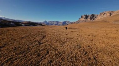 Hava manzaralı adam koşuyor, özgürlük, enerji, dağ yürüyüşü patikası, FPV drone, mutlu adam trekking rota tepeleri vadisi zirvesinde, doğada açık havada, enerji patlaması, atletik spor koşusu, yaz zamanı, parlak güneşli bir gün..