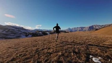 Gün batımında, siluet çalışan genç kadın çalışan ağır çekim genç kadın. Ağır çekim, güzel bulutlar, atletik kadın çalışma dışarı açık koşu