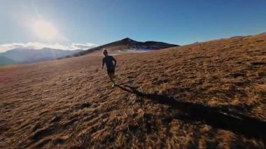 Gün batımında, siluet çalışan genç kadın çalışan ağır çekim genç kadın. Ağır çekim, güzel bulutlar, atletik kadın çalışma dışarı açık koşu