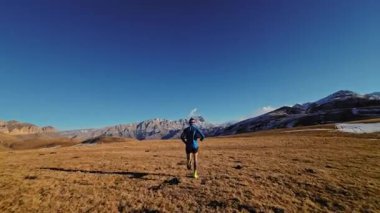 Gün batımında, siluet çalışan genç kadın çalışan ağır çekim genç kadın. Ağır çekim, güzel bulutlar, atletik kadın çalışma dışarı açık koşu