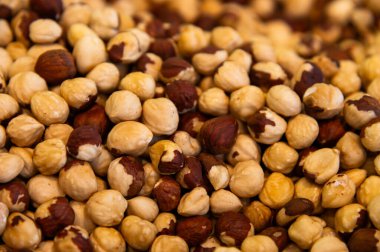 Ceviz arkaplan. Bir yığın soyulmuş fındık. Kavrulmuş güzel fındık kabuğu manzarası..