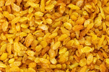 Altın üzümlü arka plan. Yemek dokusu. Kurumuş üzümlerin üst görünümü.