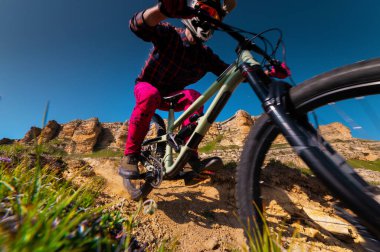 Dağ bisikletçisi, tek başına, sağlıklı bir hayat sürüyor. Dağlarda spor yapan aktif bir sporcu.