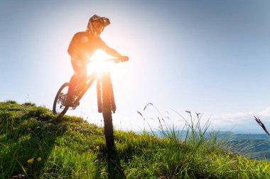 Hayali bir gün ve sağlıklı bir hayat. Tarlalar ve bisiklet. Kirli yolda bisiklet sürmek berrak gökyüzü ve arka planda güneş şehirden kaçmak ve koşuşturmak, spor yapmak.