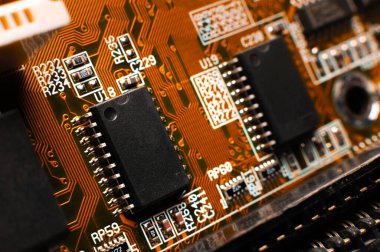 Yazılı devre kartı, yakın plan. Küçük bir mikroişlemci, modern bir bilgisayarın anakartında mikroişlemci, makro bir nesne, yakın çekim, yüzeysel alan derinliği, hiç kimse. Elektrik bileşenleri eksikliği kavramı, yazdırılmış devre kartı.