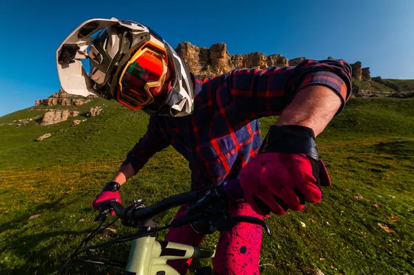 Geniş açıdan genç sporcuların dikey fotoğrafı. Dağ bisikletinde profesyonel bir binici..