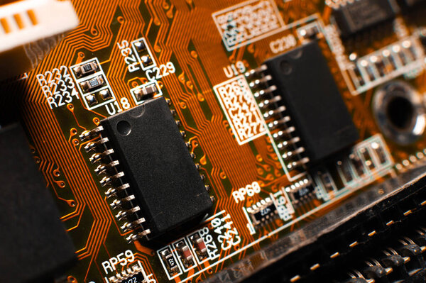 Печатная плата, крупным планом. Маленький микропроцессор, микроконтроллер на материнской плате современного настольного ПК, макрос объекта, крупный план, мелкая глубина резкости, никто. Концепция нехватки электрических компонентов, печатной платы.
