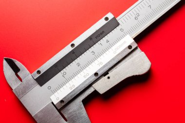 Doymuş bir arka planda kalibre yakın plan. Kesin ve doğru ölçümler için bir araçName.