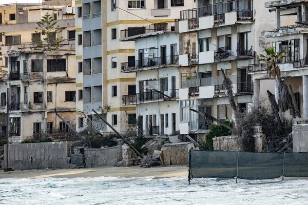  Kıbrıs Hayalet Şehri, Famagusta, Varosha. Varosha 'da terk edilmiş sahil otelleri. 26.03.2023