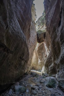 Avakas Gorge, Kıbrıs 'ın güney kesiminde bir kireçtaşı kanyonudur. Yürüyüş için mükemmel. Ürdün 'deki boğazlara benziyor. 23.03.2023