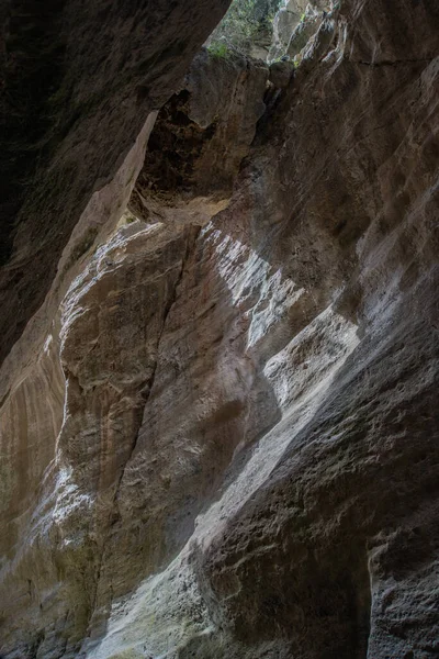 Avakas Gorge, Kıbrıs 'ın güney kesiminde bir kireçtaşı kanyonudur. Yürüyüş için mükemmel. Ürdün 'deki boğazlara benziyor. 23.03.2023