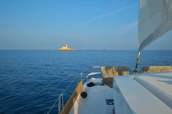 Faro Isla Visto Desde Cubierta Del Yate Catamarán Navegando Por —  Fotos de Stock