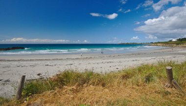  Brittany, Fransa 'da sahil, sahil ve kayalıklar yaz manzarası.