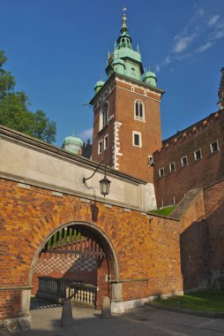 Krakow, Polonya, savunma duvarları ve Arma Kapısı, Sigismund Vasa 'nın Kulesi Wawel, Krakow' daki Kraliyet Kalesi