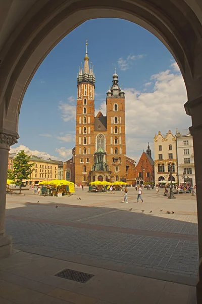 ポーランド クラクフ 2021年6月8日 晴れた夏の日にクラクフの歴史的な街の中心部にあるリンク グローニーと聖マリア大聖堂のバジリカ町広場の景色 — ストック写真