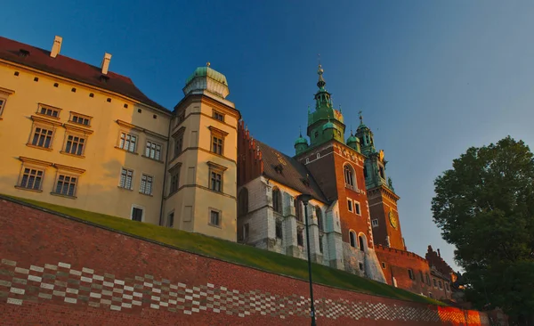西吉斯蒙德钟楼 Sigismund Clock Tower 是位于波兰克拉科夫的一座罗马天主教教堂 皇家城堡的防御墙 Tadeusz Kosciuszko纪念碑 — 图库照片