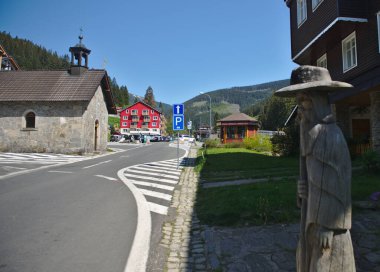 Pec Pod Snezkou, KRKONOSE, CZECH REPUBLIC, 05.29.2023: Çek-Polonya sınırı yakınlarındaki Karkonosze Ulusal Parkı 'nda büyüleyici bir dağ köyü. Sniezka ve diğer zirveler için bir başlangıç noktası.