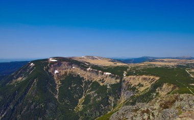 Güzel bir yaz gününde Karkonosze Ulusal Parkı. Polonya-Çek sınırında Sniezka 'nın tepesinden görüntü