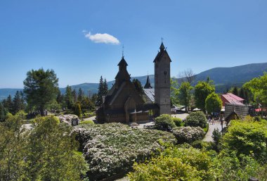 Karpacz, Polonya - 30 Mayıs 2023: Karpacz, Polonya 'daki Wang Tapınağı. Karkonosze dağlarındaki Karpacz kasabasına nakledilen Norveç kilisesi, Polonya. 