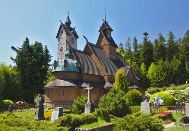 Karpacz, Polonya - 30 Mayıs 2023: Karpacz, Polonya 'daki Wang Tapınağı. Karkonosze dağlarındaki Karpacz kasabasına nakledilen Norveç kilisesi, Polonya. 