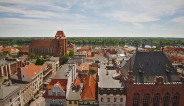 Kasaba kulesinin tepesinden arka planında Vistula nehri olan eski Torun kasabasının hava manzarası. Torun, Polonya.