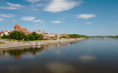 Torun Panoraması, Polonya 'nın eski ortaçağ kasabası. Vistula Nehri 'nde eski Torun kasabasının manzaralı turist tekneleri..