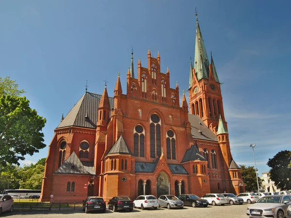 ポーランド トゥーン 2023年5月31日 アレクサンドリア教会の聖カトリック教会 ユネスコの晴れた夏の日にはユネスコの世界遺産であるトゥーンの歴史的な古い町 — ストック写真
