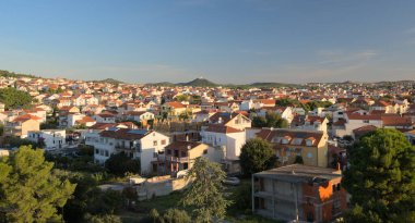Vodice Panoraması - Hırvatistan ve Avrupa 'da Adriyatik kıyılarında küçük bir kasaba.