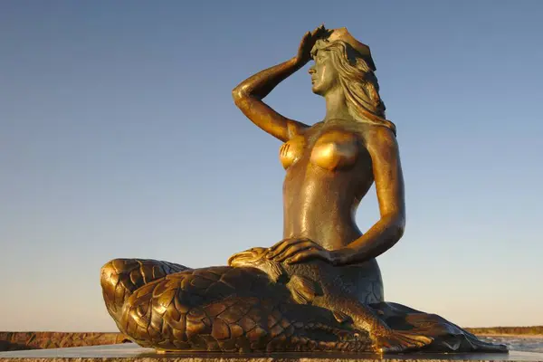 Ustka Junio 2023 Una Famosa Estatua Sirena Entrada Puerto Atardecer —  Fotos de Stock