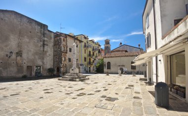  Grado, Friuli Venezia Giulia, İtalya-15 Mayıs 2023: Campo Dei Patriarchi, şehrin tarihi kesiminde bir meydan. 