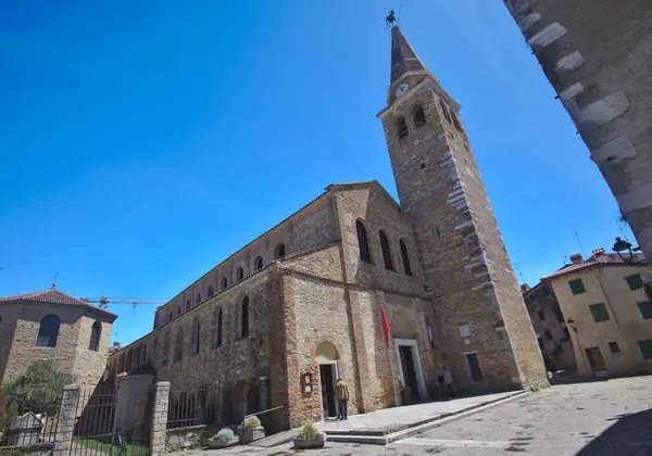 グラド フリウリ ヴェネツィア ジュリア イタリア 2023年5月15日 歴史的中心部のサンタ エフエミアの古代教会と鐘楼 ストックフォト