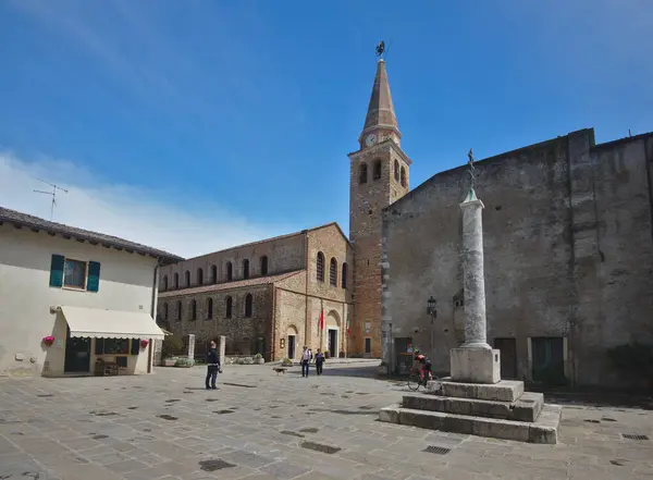 グラド フリウリ ヴェネツィア ジュリア イタリア 2023年5月15日 歴史的中心部のサンタ エフエミアの古代教会と鐘楼 ロイヤリティフリーのストック画像