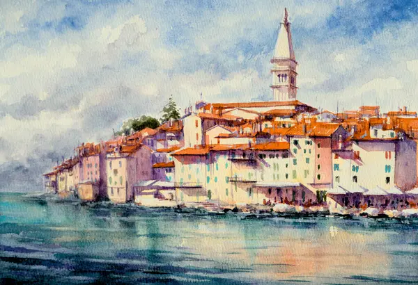 Sonniger Tag Rovinj Kroatien Altstadt Meer Mit Turm Über Dächern lizenzfreie Stockbilder