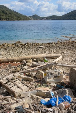Sahilde insan yapımı kirliliğin ve çevresel kirliliğin yol açtığı çöp sorunu. Hırvatistan ve Avrupa.