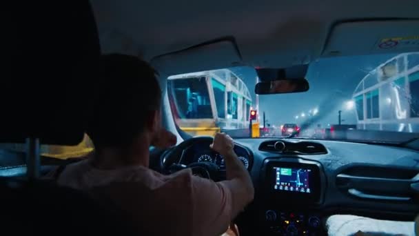 Jeździ Czasie Ulewnego Deszczu Kierowca Siedzi Samochodzie Czeka Kolejce Zapłacić — Wideo stockowe