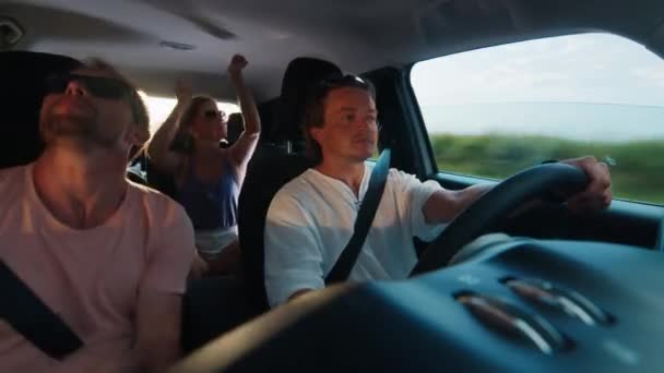 Grupa Przyjaciół Podróżuje Samochodem Tańczy Wnętrze Samochodu Pasażerami Kierowcą — Wideo stockowe