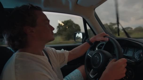 Müder Junger Mann Fährt Der Dämmerung Mit Dem Auto Auf — Stockvideo