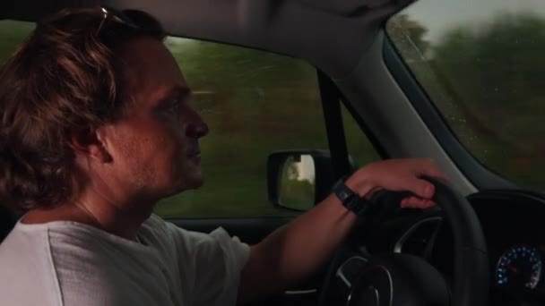 Müder Junger Mann Fährt Der Dämmerung Mit Dem Auto Auf — Stockvideo