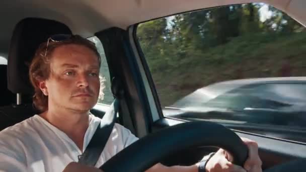 Müder Schläfriger Junger Mann Fährt Mit Dem Auto Über Eine — Stockvideo