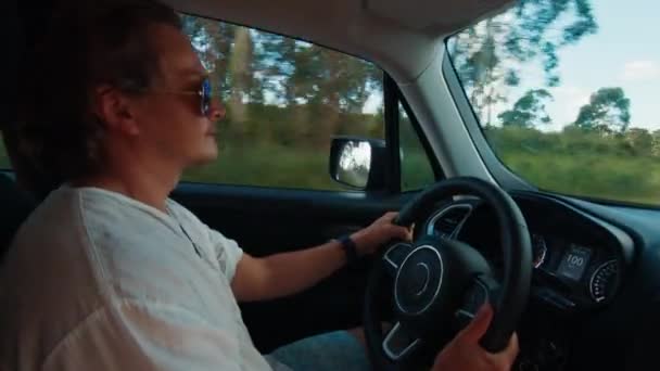 Jovem Cansado Dirige Carro Uma Estrada Crepúsculo — Vídeo de Stock