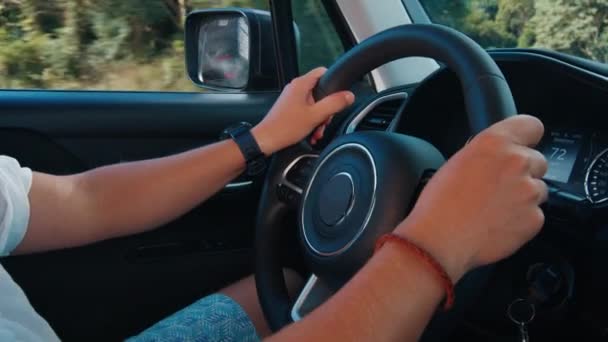 疲れた若い男は夕暮れ時に高速道路で車を運転する — ストック動画