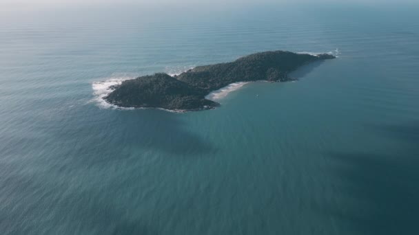 Αεροφωτογραφία Του Νησιού Στον Ατλαντικό Ωκεανό Αρκούδα Βραζιλία — Αρχείο Βίντεο