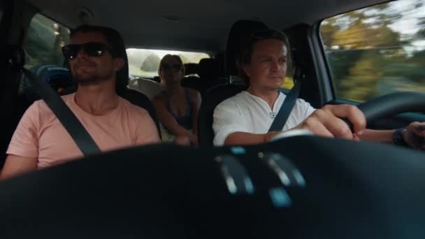 Grupa Przyjaciół Podróżuje Samochodem Wnętrze Samochodu Pasażerami Kierowcą — Wideo stockowe