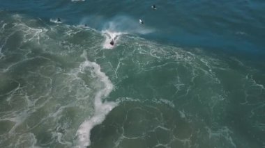 Brezilya 'da dalgada sörf yapan sörfçünün hava görüntüsü